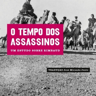 Capa do livro O Tempo dos Assassinos com pessoas em camelos
