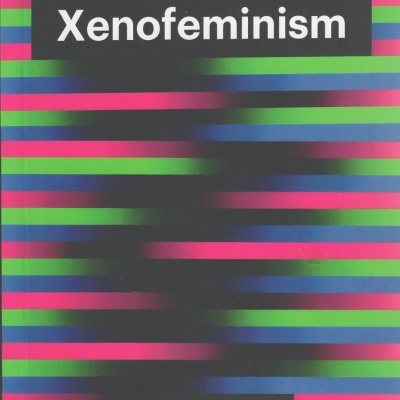 Capa de livro com faixas horizontais verdes, azuis e rosas e texto 'Xenofeminism' e 'Helen Hester'