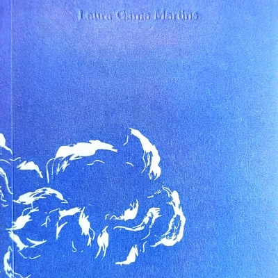 Capa azul de livro com desenho branco de orquídea e texto em relevo.