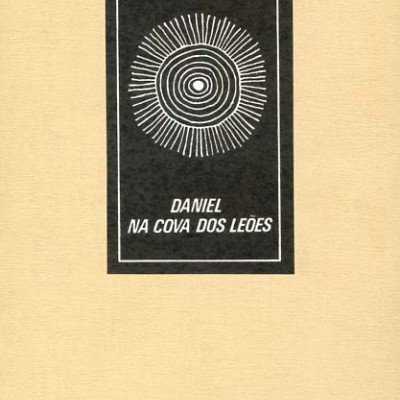 Capa de livro com título e autores em bege e preto