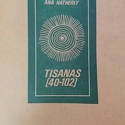 Capa de livro com etiqueta verde e texto ANA HATHERLY TISANAS (40-102)