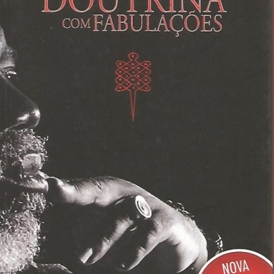 Capa do livro Doutrina com Fabulações com foto de homem e texto em vermelho e branco
