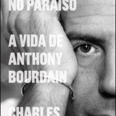 Capa de livro preto e branco com rosto masculino e texto branco