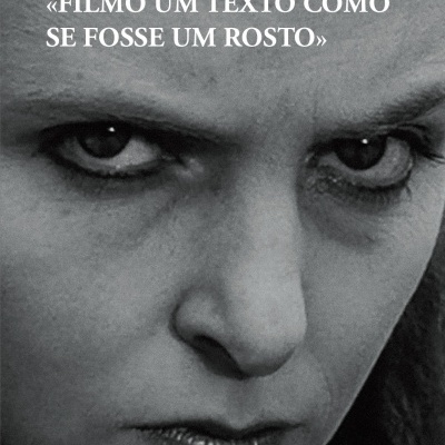 Capa de livro a preto e branco com o rosto de uma pessoa e texto na parte superior e inferior