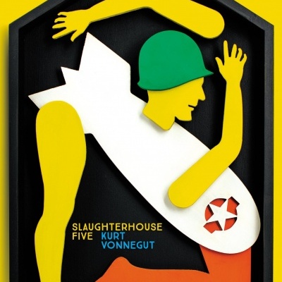 Capa do livro 'Slaughterhouse Five' com figura humana estilizada e texto do título e autor.