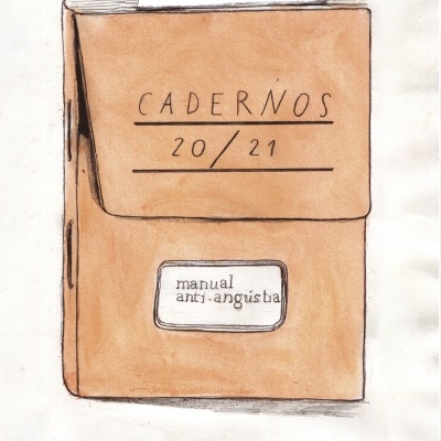 Caderno castanho claro com textos escritos à mão e papel destacável no topo numa superfície branca.