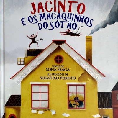 Capa de livro com título, casa amarela, macacos no telhado, casal na janela e chaminé com fumo.