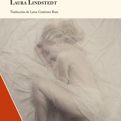 Capa do livro Oneiron com imagem de mulher deitada e texto do título e autor