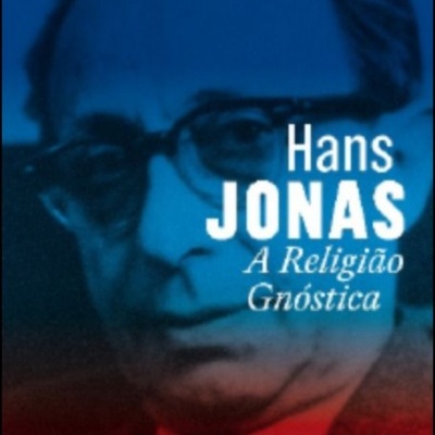 Capa de livro com fotografia azulada e texto em branco sobreposição