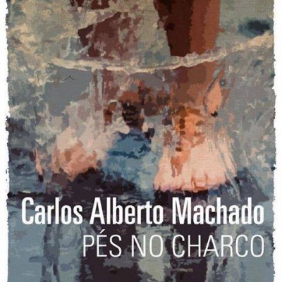 Capa de livro com pés descalços numa poça de água e texto do título e autor.