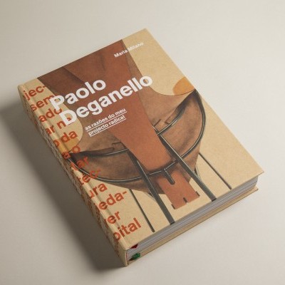 Livro Paolo Deganello com capa castanha e bege e imagem de uma cadeira