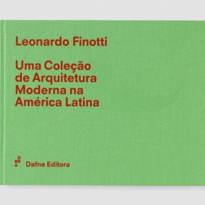 Livro verde com texto vermelho sobre arquitetura moderna na América Latina