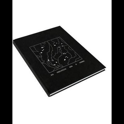 Caderno preto com padrão branco e texto na capa, com páginas brancas