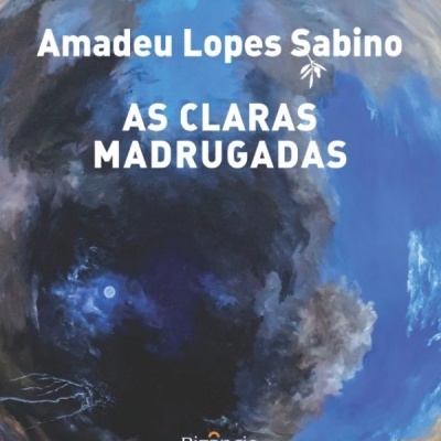 Capa do livro As Claras Madrugadas com céu azul e nuvens escuras e um castelo