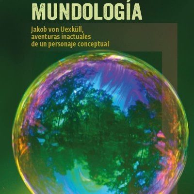 Capa de livro verde com título MUNDOLOGÍA e imagem de bolha refletindo árvores