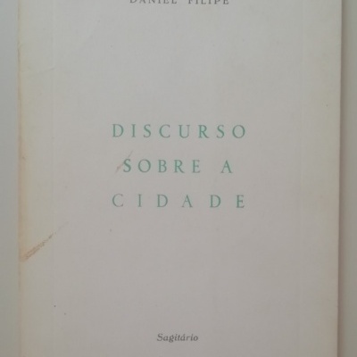 Capa de livro branca com título e autor em texto verde e preto