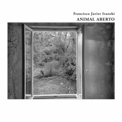 Capa de livro com fotografia de janela aberta para jardim e texto 'Francisco Javier Irazoki ANIMAL ABERTO'