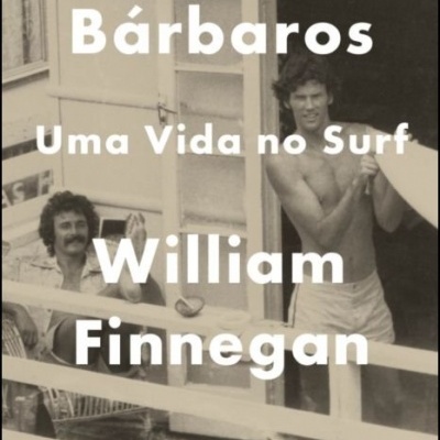 Capa de livro com dois homens e prancha de surf, texto 