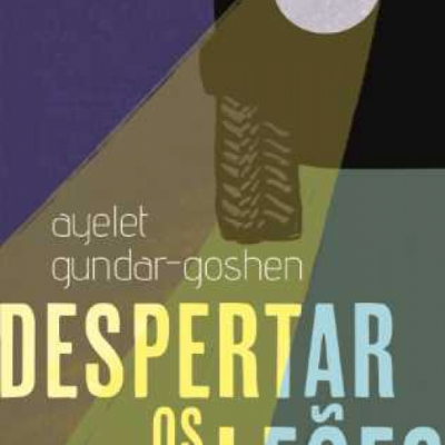Capa do livro 'Despertar os Leões' de Ayelet Gundar-Goshen com pegada de sapato