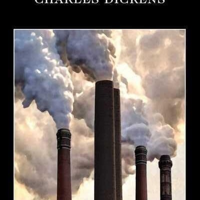 Capa de livro Hard Times de Charles Dickens com imagem de chaminés industriais a emitir fumo