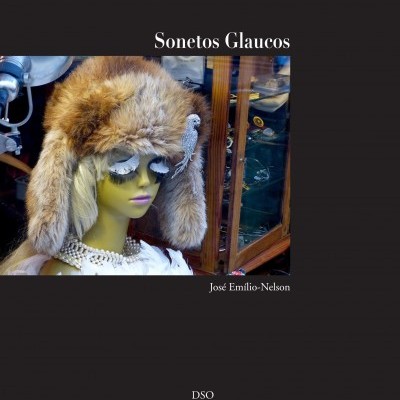 Capa de livro Sonetos Glaucos com fotografia de manequim com chapéu de pele