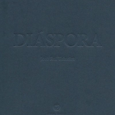 Capa azul de livro com título DIÁSPORA em relevo