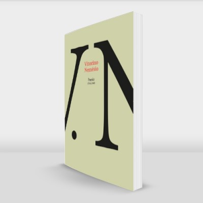 Livro com capa amarela clara com texto em preto e vermelho posicionado numa superfície branca.