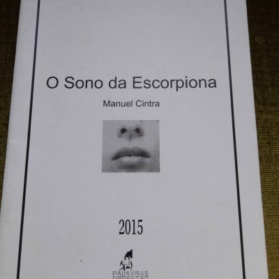 Livro 'O Sono da Escorpiona' com capa branca e moldura preta, mostra parte inferior do rosto humano.