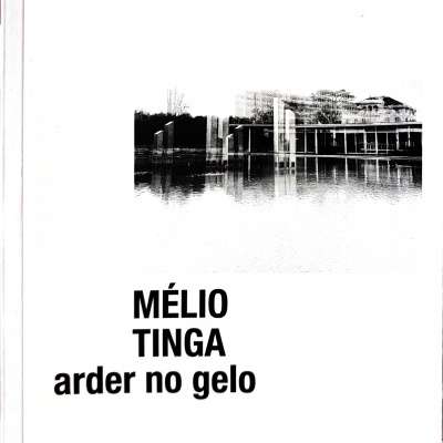 Capa de livro com título MÉLIO TINGA arder no gelo e imagem a preto e branco de edifícios na água