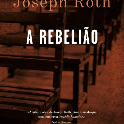 Capa do livro 'A Rebelião' com bancos de madeira alinhados em tons castanhos.