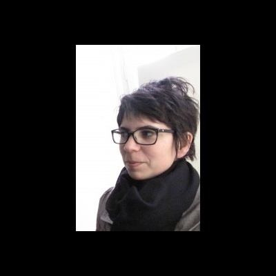 Mulher com óculos, cachecol e casaco em fundo branco