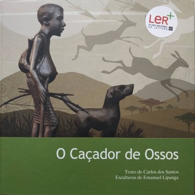 Capa do livro O Caçador de Ossos com escultura de pessoa e cão em bronze.