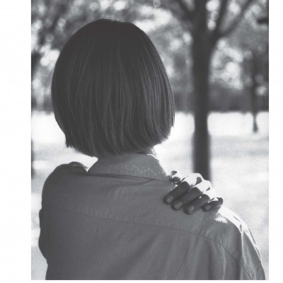 Pessoa vista de costas com texto ELECTRA acima e marca Fundação EDP no canto inferior