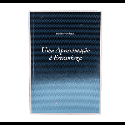 Livro 'Uma Aproximação à Estranheza' com capa azul e texto branco