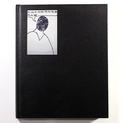 Livro com capa dura preta e ilustração monocromática de figura sem rosto com texto no canto superior esquerdo