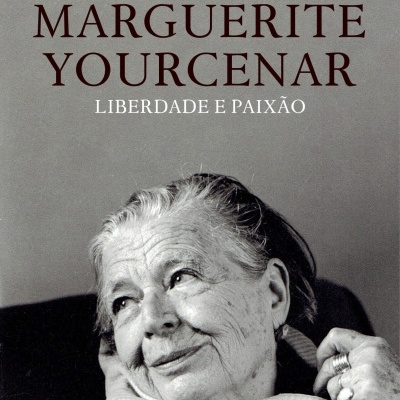 Capa de livro com texto e foto de mulher idosa com cachecol