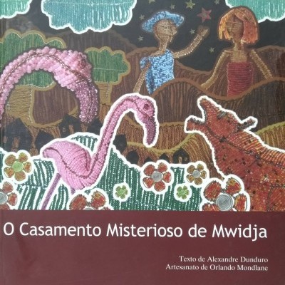 Capa de livro com ilustração artesanal de flamingo rosa, flores, animais e figuras humanas em tons terrosos