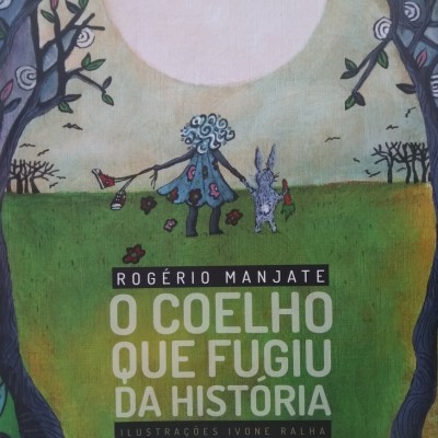 Capa de livro ilustrada com personagem e coelho sob lua e árvores