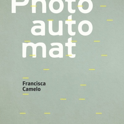 Capa de livro cinzenta com o título Photoautomat e nome do autor Francisca Camelo