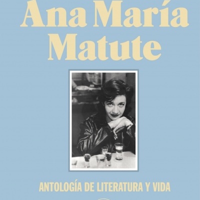 Capa de livro azul claro com título amarelo e fotografia preta e branca de mulher.