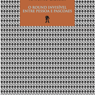 Capa de livro O Round Invisível entre Pessoa e Pascoaes de António Cabrita com padrão de silhuetas humanas.