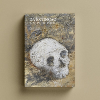Capa de livro com ilustração de crânio e texto DA EXTINÇÃO JOÃO PEDRO PORTO