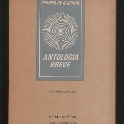 Capa de livro 'Antologia Breve' de Eugénio de Andrade em papel castanho claro com título azul