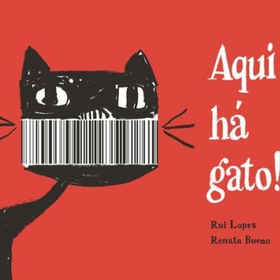 Capa de livro com gato preto e código de barras na boca, texto aqui há gato
