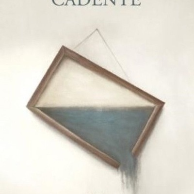 Capa de livro 'CADENTE' com quadro retangular pendurado e pintura azul escorrendo