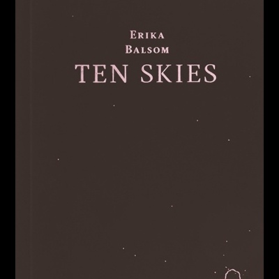 Capa de livro castanho escuro com texto rosa 'TEN SKIES', 'ERIKA BALSOM', '2004' e um desenho de cabeça no canto inferior direito