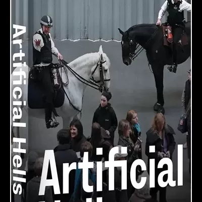 Capa do livro Artificial Hells com imagem de polícias a cavalo entre multidão