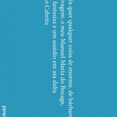 Fundo azul com texto branco vertical e assinatura no canto inferior esquerdo.