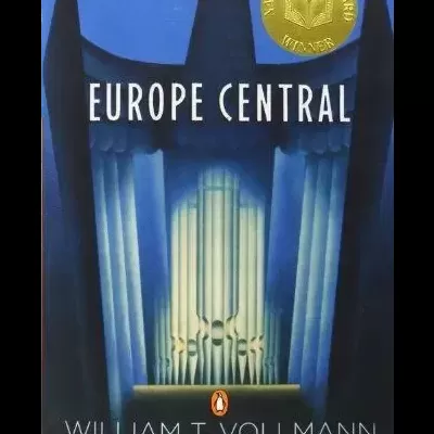 Capa de livro com título EUROPE CENTRAL, águia e selo National Book Award Winner