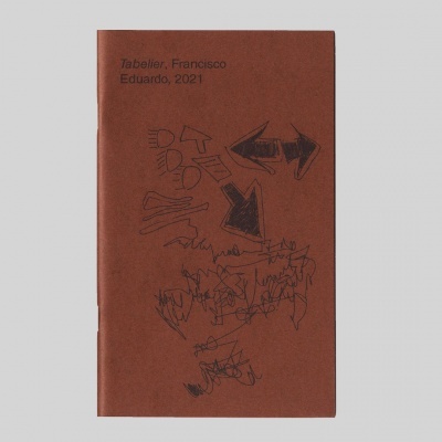 Caderno de capa dura castanha com texto e desenhos a preto